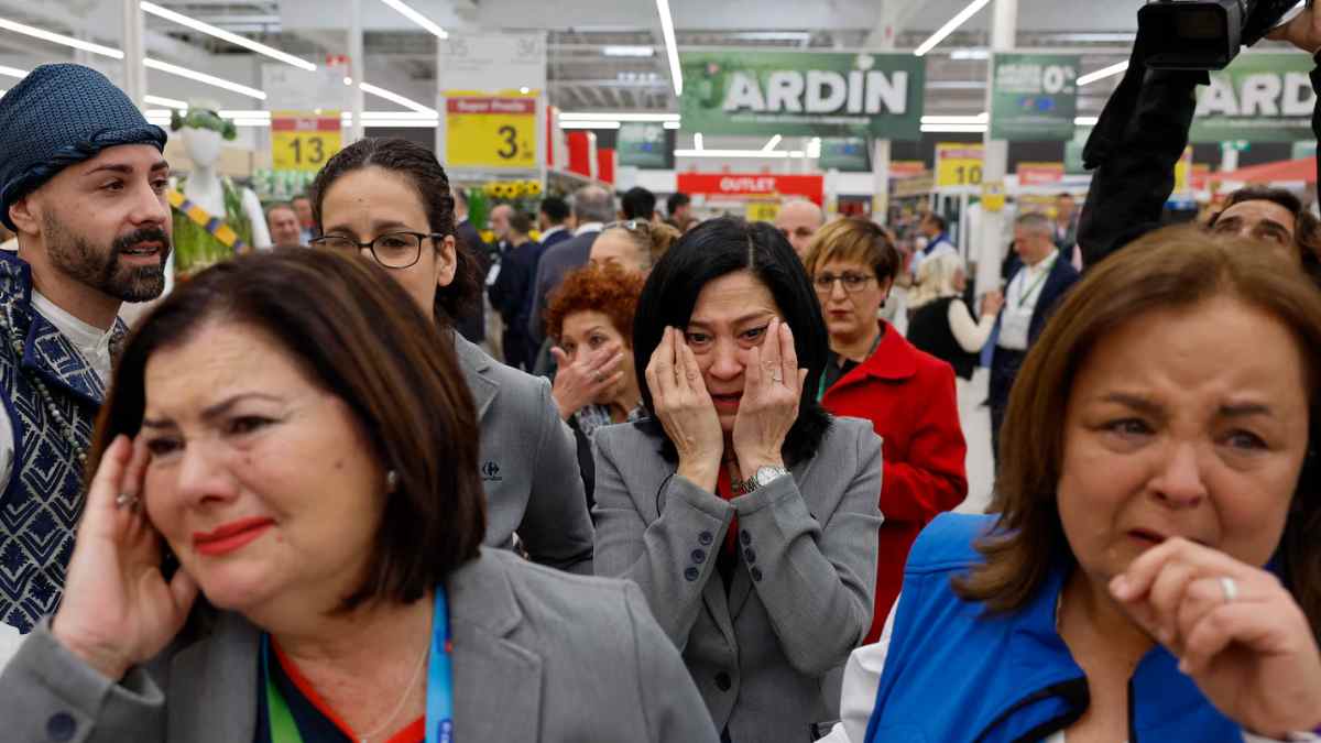Trabajadoras de Carrefour llorando tras conocer un anuncio que afectará a todos los clientes en los próximos días