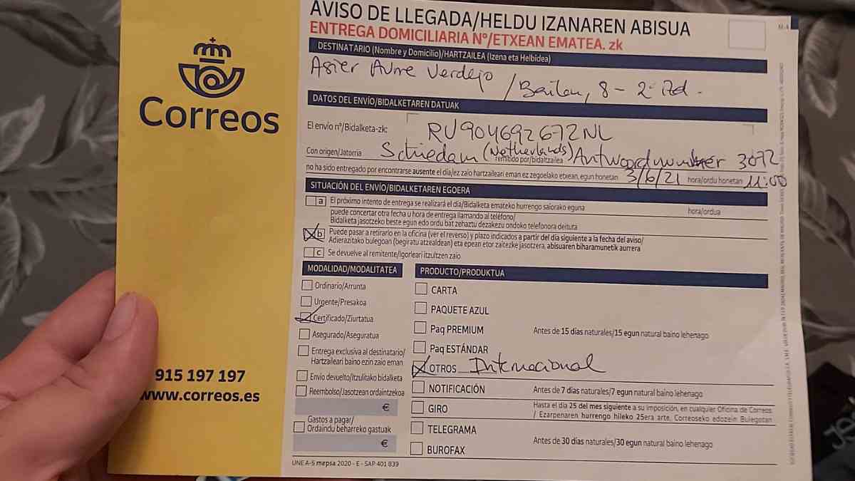Aviso de llegada de Correos para un envío internacional, mostrando datos de entrega y remitente.