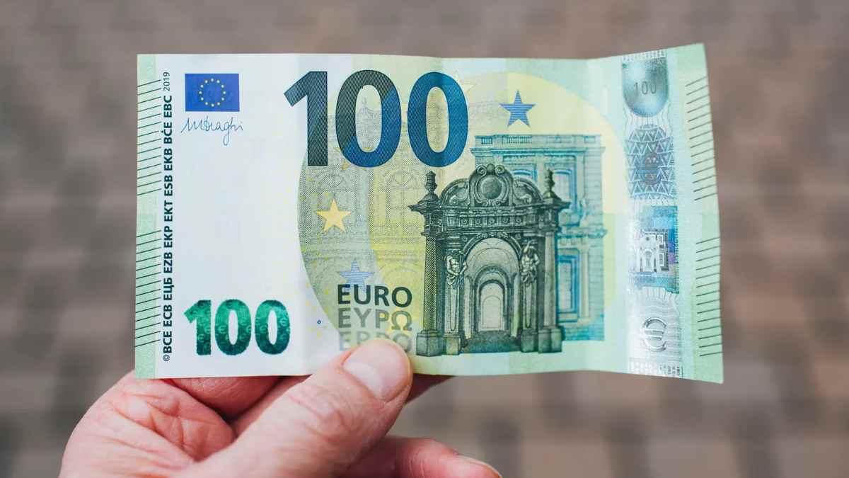 Billete de 100 euros como representación de la ayuda de 1.000 euros para familias con hijos menores