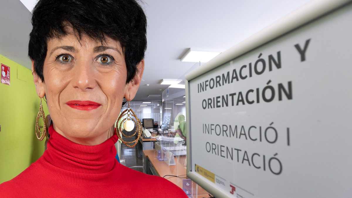 Mujer en una oficina de la Seguridad Social junto a un cartel de Información y Orientación