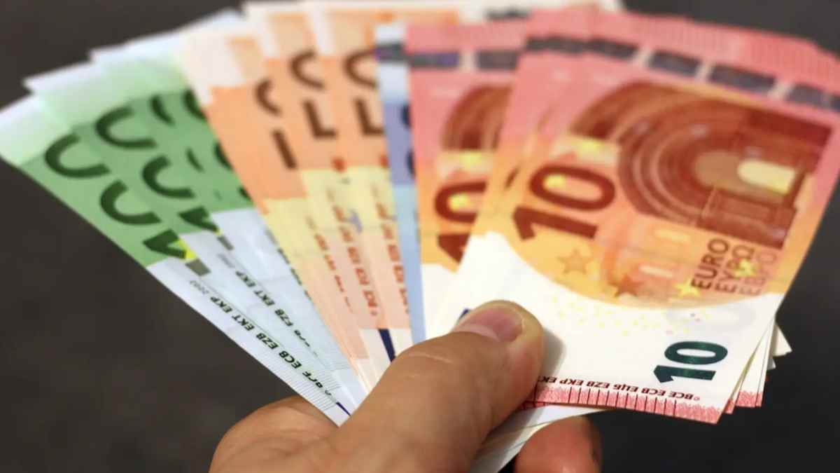 Billetes de euro simbolizando la ayuda del SEPE de hasta 3.000 euros para desempleados con menos de un año cotizado
