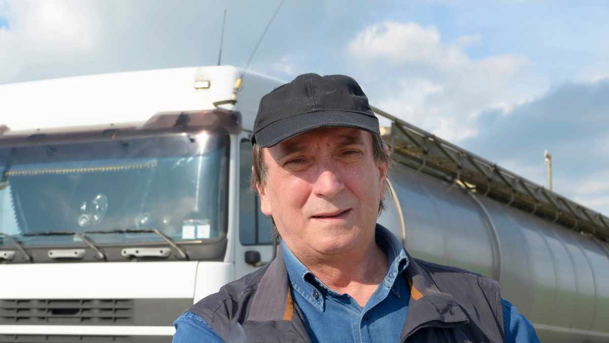 Camionero sufre infarto laboral por falta de reconocimientos médicos obligatorios delante de un camión cisterna.