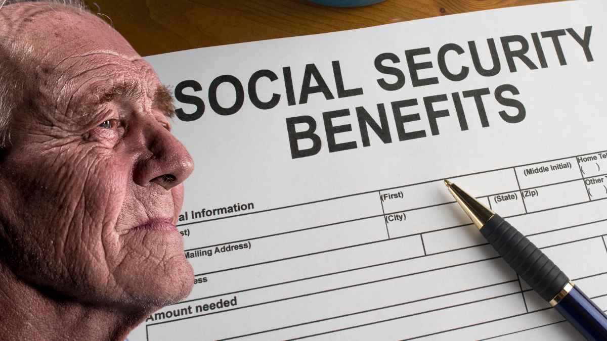 Hombre mayor junto a formulario de beneficios del Seguro Social en Estados Unidos, preparación para la jubilación 2025