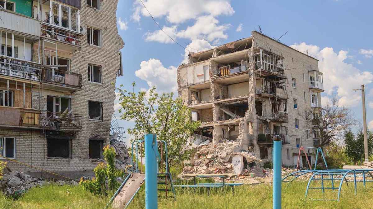 Edificio de apartamentos destruido por la guerra en Ucrania donde seis turistas españolas reservaron accidentalmente un Airbnb