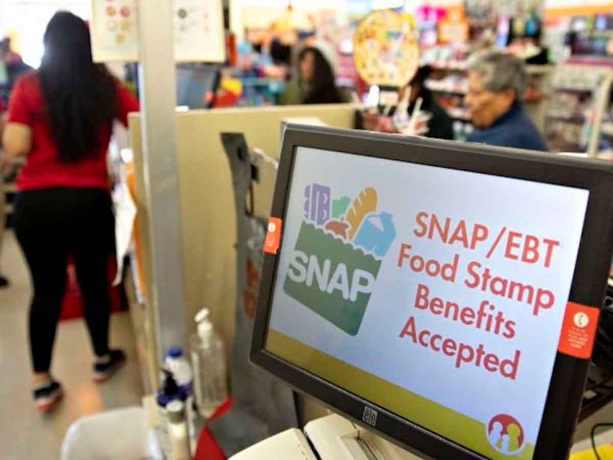 Pantalla de caja registradora que muestra “SNAP/EBT Food Stamp Benefits Accepted”, representando las nuevas reglas de las ayudas SNAP vigentes desde mayo 2025