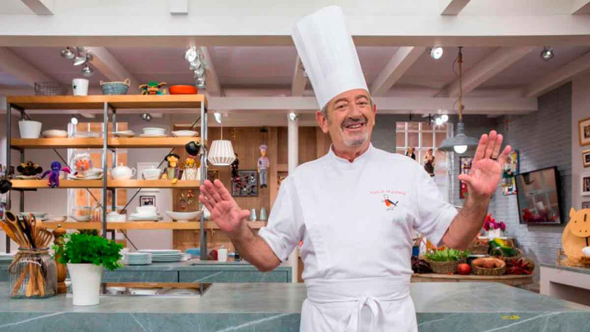 Chef televisivo sonriente en plató de cocina, noticia sobre pensión de jubilación de la Seguridad Social