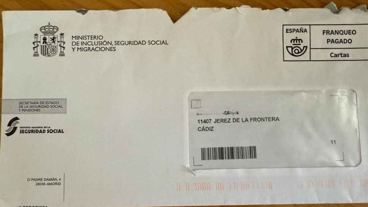 Sobre oficial del Ministerio de Inclusión, Seguridad Social y Migraciones con etiqueta de destino a Jerez de la Frontera (Cádiz)