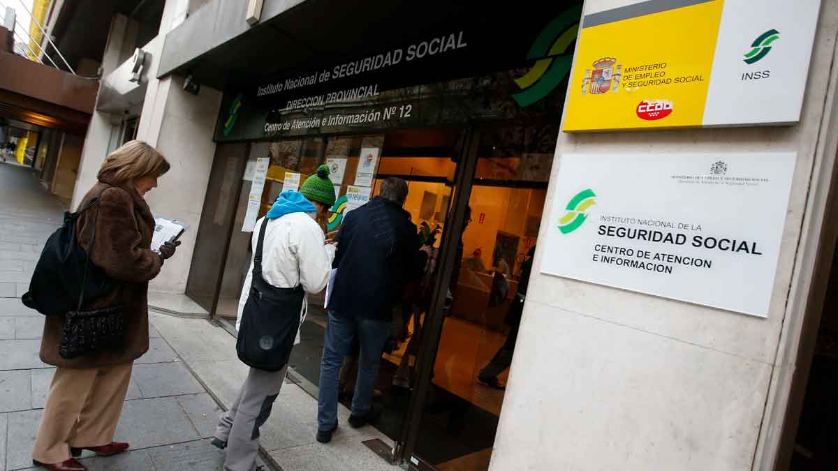 Personas haciendo cola en la entrada del Instituto Nacional de la Seguridad Social para solicitar la pensión de orfandad para mayores de 52 años con incapacidad