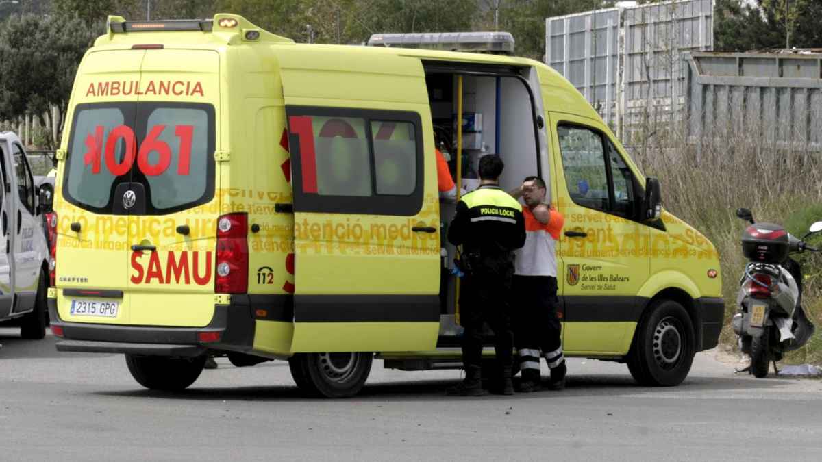 Ambulancia 061 y policía local en Palma tras la caída mortal de un joven por una escalera sin barandilla ni luz.