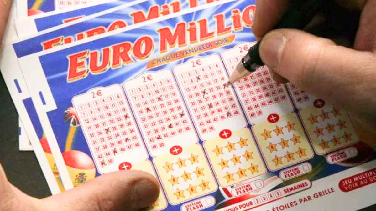 Mano rellenando boleto del Euromillones antes del sorteo récord de 250 millones bloqueado por un fallo informático de la lotería